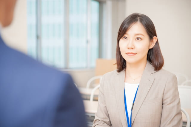 職場の陰口の対処法を知る女性