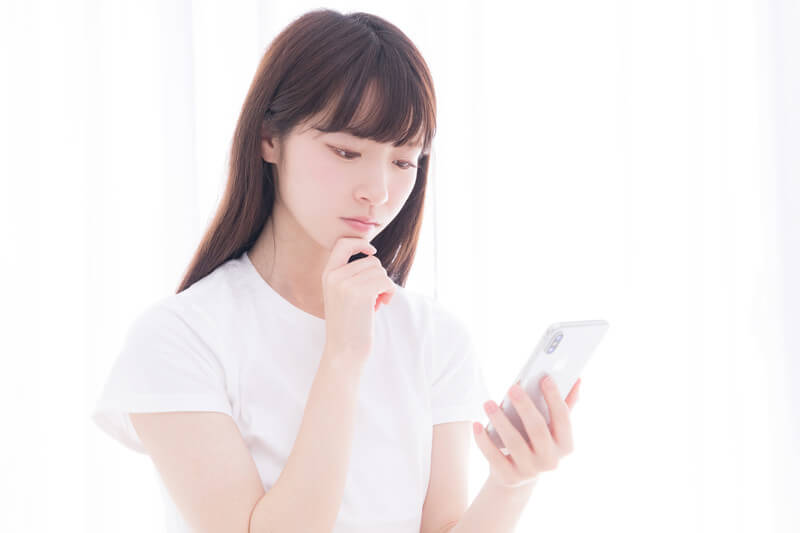 職場の悪口や陰口の対処法を考える女性