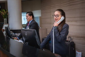 ホテルの受付が電話対応