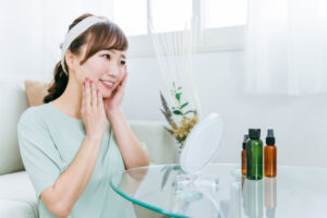 化粧水をつけて満足する女性
