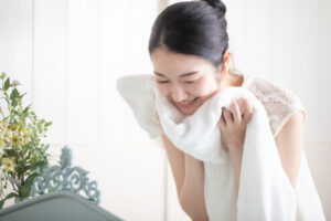 洗顔する女性2